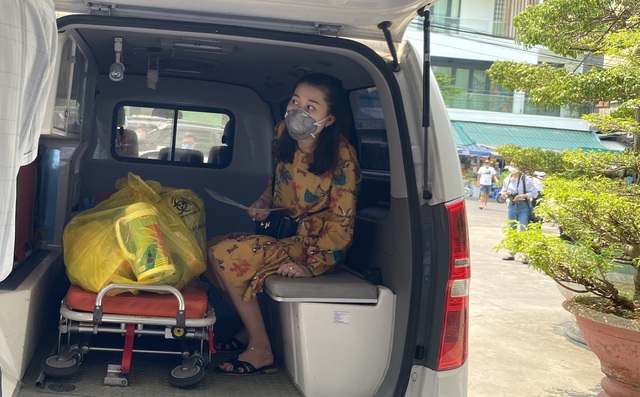 Giám đốc Sở Y tế bật khóc, bác sĩ điều trị hứa sẽ tiếp tục chiến đấu ngày 3 bệnh nhân Covid-19 ra viện Giám đốc Sở Y tế bật khóc, bác sĩ điều trị hứa sẽ tiếp tục chiến đấu ngày 3 bệnh nhân Covid-19 ra viện