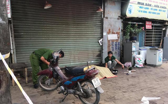  Ph&aacute;t hiện người phụ nữ nằm chết tr&ecirc;n vỉa h&egrave;, cạnh chiếc xe m&aacute;y dựng đứng  - Ảnh 1.