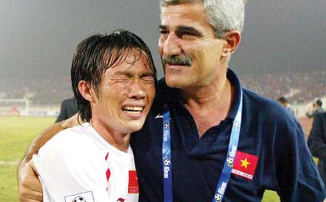 Màn quỳ lạy HLV để xin rời ĐT Việt Nam và cú 