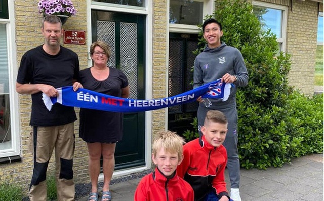 Văn Hậu bất ngờ xuất hiện trước cửa nhà khiến fan Heerenveen cảm kích
