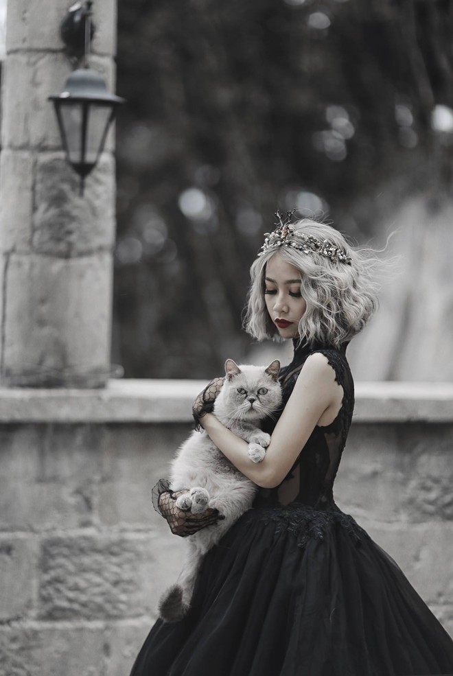 Cô dâu nhuộm tóc màu bạch kim,đội vương miện đính đá, pha lê lấp lánh tạo vẻ đẹp đầy ma mị