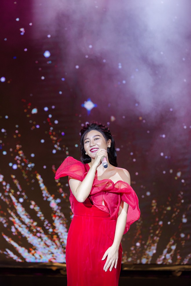 Phương Oanh ôm chặt Ngọc Thanh Tâm khi cùng vô địch “Mỹ nhân hành động” - Ảnh 8. Phương Oanh ôm chặt Ngọc Thanh Tâm khi cùng vô địch “Mỹ nhân hành động” - Ảnh 8.