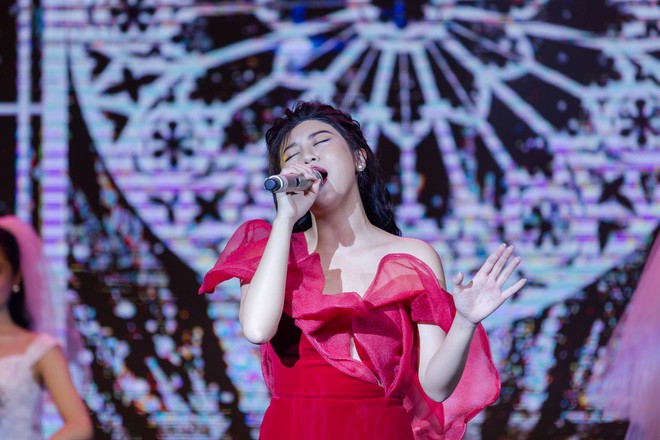 Phương Oanh ôm chặt Ngọc Thanh Tâm khi cùng vô địch “Mỹ nhân hành động” - Ảnh 7. Phương Oanh ôm chặt Ngọc Thanh Tâm khi cùng vô địch “Mỹ nhân hành động” - Ảnh 7.