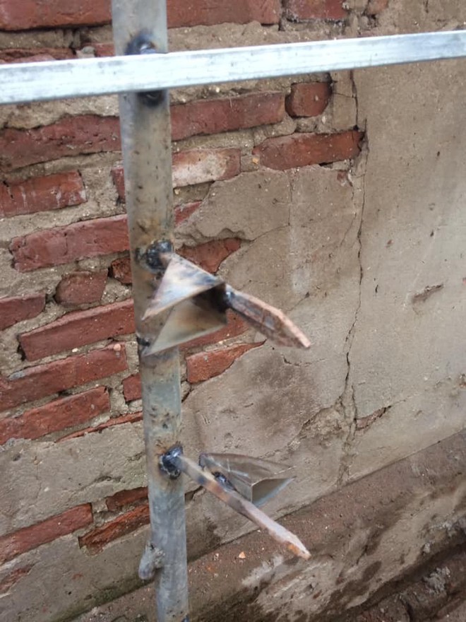 Hàng rào sắt nhọn hoắt hướng ra lối đi của người hàng xóm khiến dân mạng kinh hãi - Ảnh 1. Hàng rào sắt nhọn hoắt hướng ra lối đi của người hàng xóm khiến dân mạng kinh hãi - Ảnh 1.