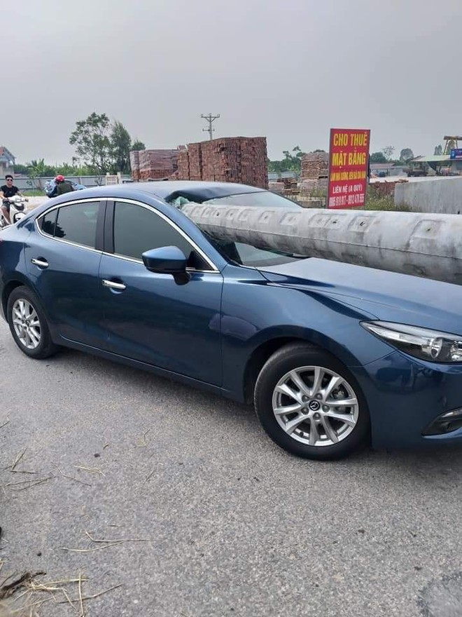 Cột điện xuyên thủng kính xe hơi, hiện trường để lại khiến người ta sợ hãi - Ảnh 2. Cột điện xuyên thủng kính xe hơi, hiện trường để lại khiến người ta sợ hãi - Ảnh 2.