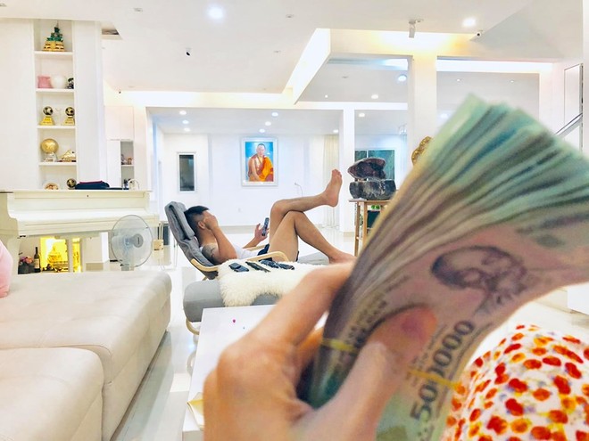 Hí hửng đưa cho Thủy Tiên vài chục triệu, Công Vinh nhận cái kết bất ngờ - Ảnh 1. Hí hửng đưa cho Thủy Tiên vài chục triệu, Công Vinh nhận cái kết bất ngờ - Ảnh 1.