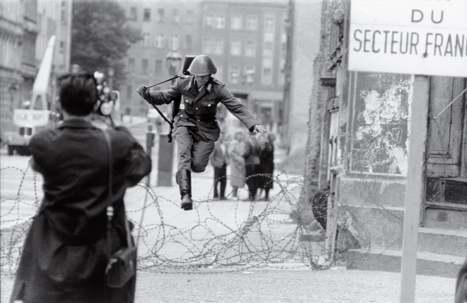 Điệp viên KGB chỉ rõ 2 sai lầm nghiêm trọng khiến Bức tường Berlin sụp đổ trong đêm đen - Ảnh 8.