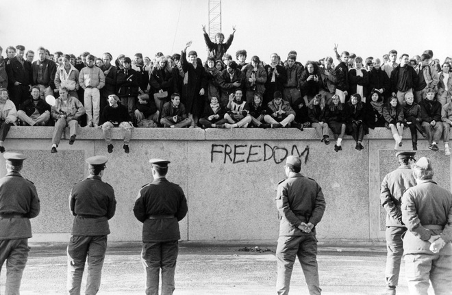 Điệp viên KGB chỉ rõ 2 sai lầm nghiêm trọng khiến Bức tường Berlin sụp đổ trong đêm đen - Ảnh 2.