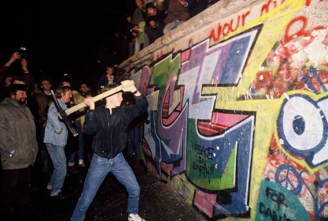 Điệp viên KGB chỉ rõ 2 sai lầm nghiêm trọng khiến Bức tường Berlin sụp đổ trong đêm đen - Ảnh 4.