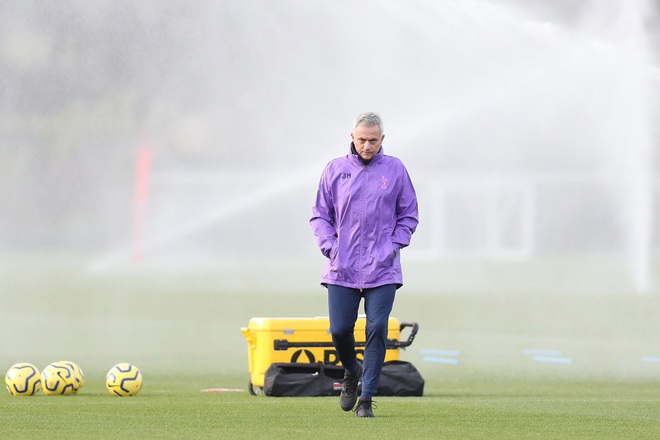 Mourinho dẫn Tottenham, cái bắt tay vì đồng tiền - Ảnh 3.