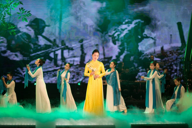 Ca sĩ Ngọc Anh xinh đẹp, tất bật chạy sô khi sinh con chưa đầy 3 tháng - Ảnh 6. Ca sĩ Ngọc Anh xinh đẹp, tất bật chạy sô khi sinh con chưa đầy 3 tháng - Ảnh 6.