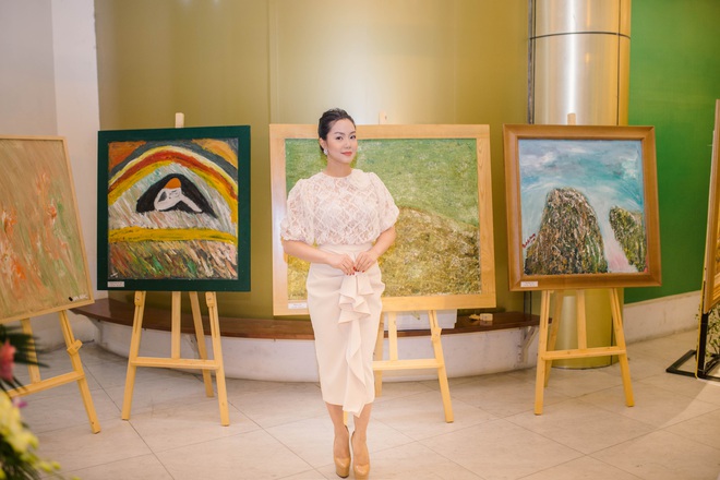 Ca sĩ Ngọc Anh xinh đẹp, tất bật chạy sô khi sinh con chưa đầy 3 tháng - Ảnh 1. Ca sĩ Ngọc Anh xinh đẹp, tất bật chạy sô khi sinh con chưa đầy 3 tháng - Ảnh 1.