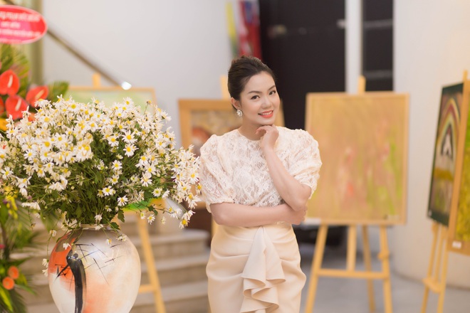 Ca sĩ Ngọc Anh xinh đẹp, tất bật chạy sô khi sinh con chưa đầy 3 tháng - Ảnh 2. Ca sĩ Ngọc Anh xinh đẹp, tất bật chạy sô khi sinh con chưa đầy 3 tháng - Ảnh 2.