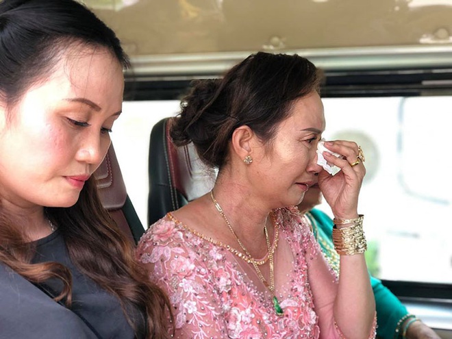 Con gái một đi lấy chồng xa, khoảnh khắc mẹ đẻ ôm cô dâu khóc nghẹn trong ngày vu quy gây xúc động - Ảnh 8. Con gái một đi lấy chồng xa, khoảnh khắc mẹ đẻ ôm cô dâu khóc nghẹn trong ngày vu quy gây xúc động - Ảnh 8.