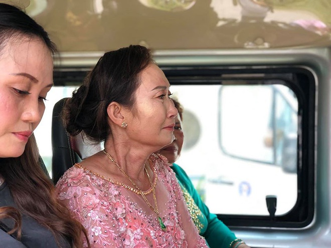 Con gái một đi lấy chồng xa, khoảnh khắc mẹ đẻ ôm cô dâu khóc nghẹn trong ngày vu quy gây xúc động - Ảnh 9. Con gái một đi lấy chồng xa, khoảnh khắc mẹ đẻ ôm cô dâu khóc nghẹn trong ngày vu quy gây xúc động - Ảnh 9.