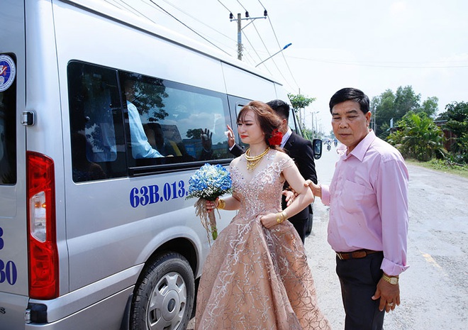 Con gái một đi lấy chồng xa, khoảnh khắc mẹ đẻ ôm cô dâu khóc nghẹn trong ngày vu quy gây xúc động - Ảnh 10. Con gái một đi lấy chồng xa, khoảnh khắc mẹ đẻ ôm cô dâu khóc nghẹn trong ngày vu quy gây xúc động - Ảnh 10.
