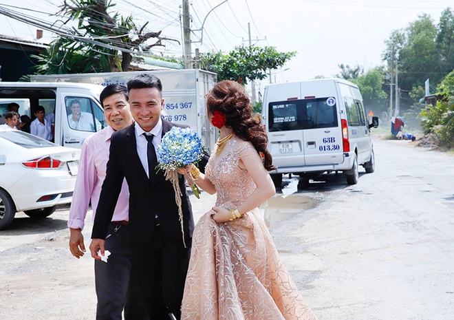 Con gái một đi lấy chồng xa, khoảnh khắc mẹ đẻ ôm cô dâu khóc nghẹn trong ngày vu quy gây xúc động - Ảnh 11. Con gái một đi lấy chồng xa, khoảnh khắc mẹ đẻ ôm cô dâu khóc nghẹn trong ngày vu quy gây xúc động - Ảnh 11.