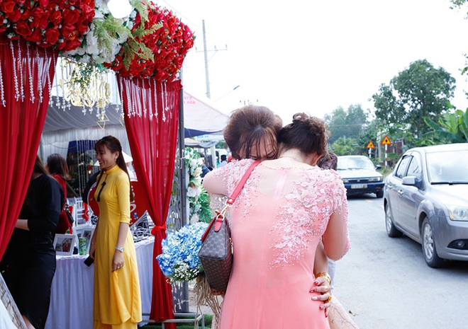 Con gái một đi lấy chồng xa, khoảnh khắc mẹ đẻ ôm cô dâu khóc nghẹn trong ngày vu quy gây xúc động - Ảnh 2. Con gái một đi lấy chồng xa, khoảnh khắc mẹ đẻ ôm cô dâu khóc nghẹn trong ngày vu quy gây xúc động - Ảnh 2.
