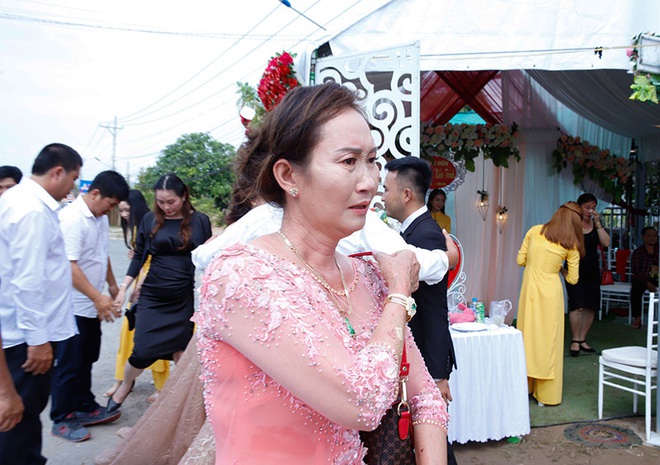 Con gái một đi lấy chồng xa, khoảnh khắc mẹ đẻ ôm cô dâu khóc nghẹn trong ngày vu quy gây xúc động - Ảnh 4. Con gái một đi lấy chồng xa, khoảnh khắc mẹ đẻ ôm cô dâu khóc nghẹn trong ngày vu quy gây xúc động - Ảnh 4.