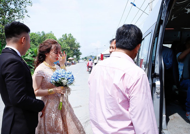 Con gái một đi lấy chồng xa, khoảnh khắc mẹ đẻ ôm cô dâu khóc nghẹn trong ngày vu quy gây xúc động - Ảnh 6. Con gái một đi lấy chồng xa, khoảnh khắc mẹ đẻ ôm cô dâu khóc nghẹn trong ngày vu quy gây xúc động - Ảnh 6.