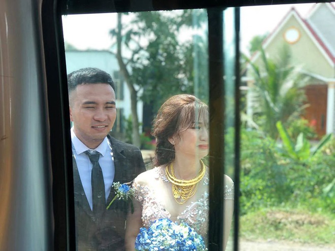 Con gái một đi lấy chồng xa, khoảnh khắc mẹ đẻ ôm cô dâu khóc nghẹn trong ngày vu quy gây xúc động - Ảnh 7. Con gái một đi lấy chồng xa, khoảnh khắc mẹ đẻ ôm cô dâu khóc nghẹn trong ngày vu quy gây xúc động - Ảnh 7.