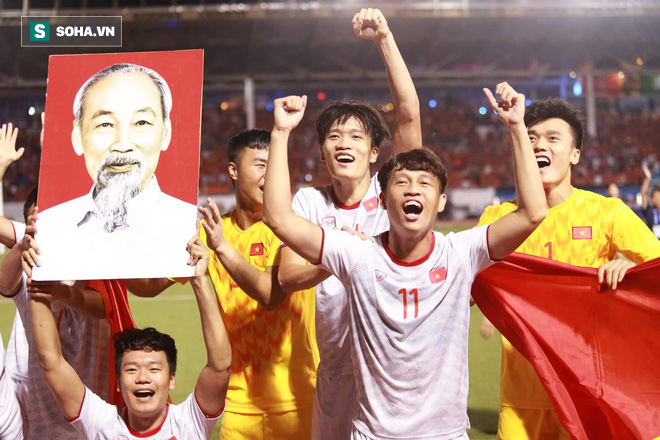 Giơ cao lá cờ Việt Nam, HLV Park Hang-seo rạng rỡ cùng học trò ăn mừng tấm HCV SEA Games - Ảnh 3.