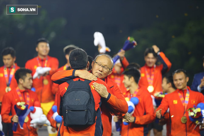 Giơ cao lá cờ Việt Nam, HLV Park Hang-seo rạng rỡ cùng học trò ăn mừng tấm HCV SEA Games - Ảnh 11.