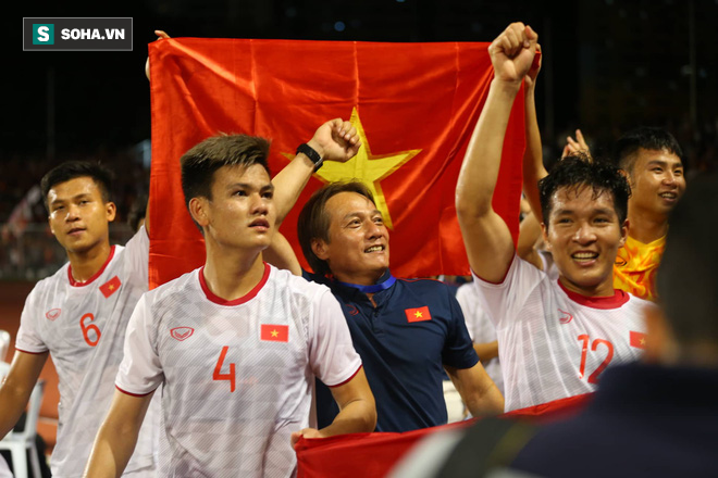 Giơ cao lá cờ Việt Nam, HLV Park Hang-seo rạng rỡ cùng học trò ăn mừng tấm HCV SEA Games - Ảnh 7.