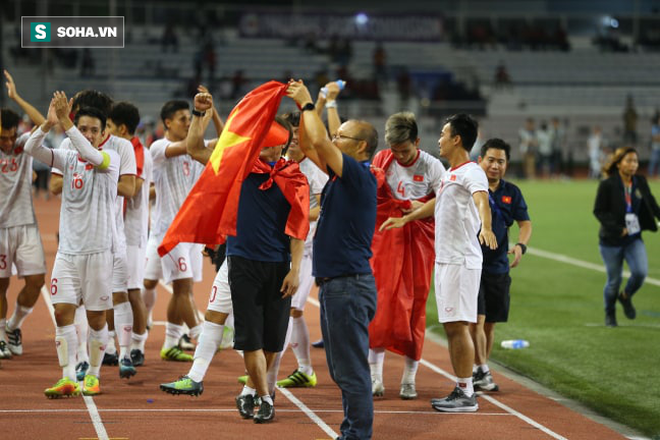Giơ cao lá cờ Việt Nam, HLV Park Hang-seo rạng rỡ cùng học trò ăn mừng tấm HCV SEA Games - Ảnh 9.