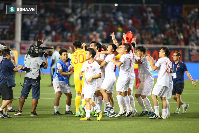 Giơ cao lá cờ Việt Nam, HLV Park Hang-seo rạng rỡ cùng học trò ăn mừng tấm HCV SEA Games - Ảnh 1.