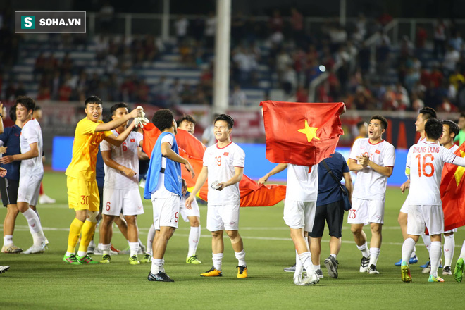 Giơ cao lá cờ Việt Nam, HLV Park Hang-seo rạng rỡ cùng học trò ăn mừng tấm HCV SEA Games - Ảnh 8.