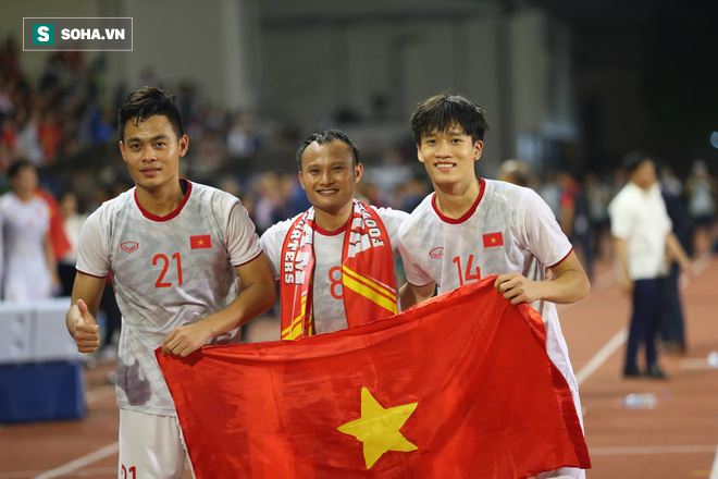 Giơ cao lá cờ Việt Nam, HLV Park Hang-seo rạng rỡ cùng học trò ăn mừng tấm HCV SEA Games - Ảnh 5.