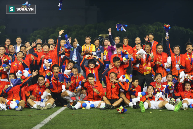 Giơ cao lá cờ Việt Nam, HLV Park Hang-seo rạng rỡ cùng học trò ăn mừng tấm HCV SEA Games - Ảnh 12.