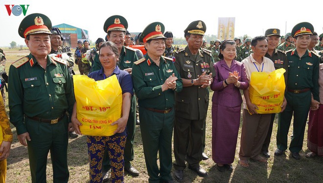 Ảnh: Diễn tập cứu hộ, cứu nạn ở biên giới Việt Nam-Campuchia - Ảnh 12. Ảnh: Diễn tập cứu hộ, cứu nạn ở biên giới Việt Nam-Campuchia - Ảnh 12.