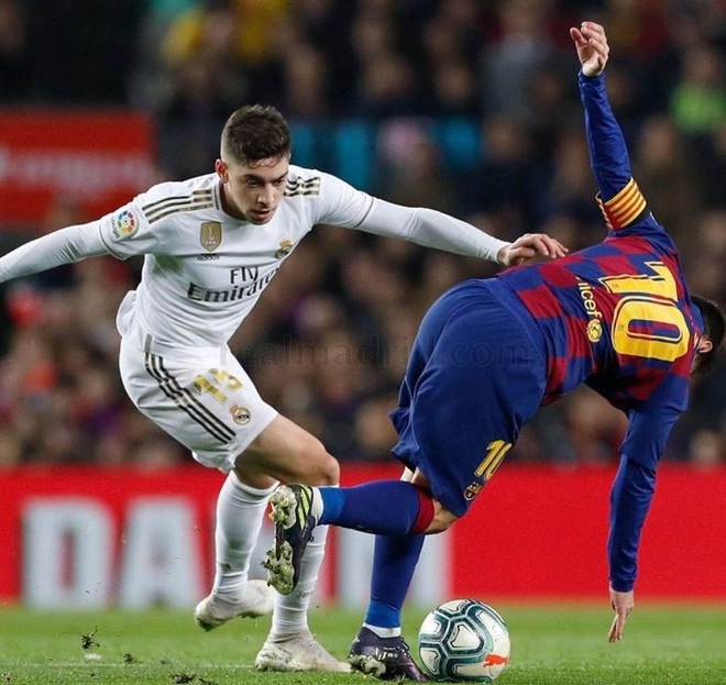 Lập siêu phẩm đánh đầu, Ronaldo làm lu mờ Messi và Siêu kinh điển Barca - Real - Ảnh 2.
