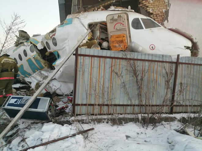 Kazakhstan: Máy bay chở 100 người đâm vào nhà dân, rơi vỡ nát thân - Ít nhất 15 người thiệt mạng - Ảnh 2.