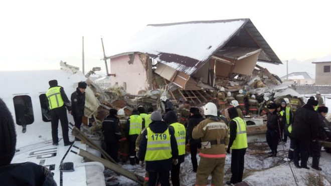 Kazakhstan: Máy bay chở 100 người đâm vào nhà dân, rơi vỡ nát thân - Ít nhất 15 người thiệt mạng - Ảnh 3.