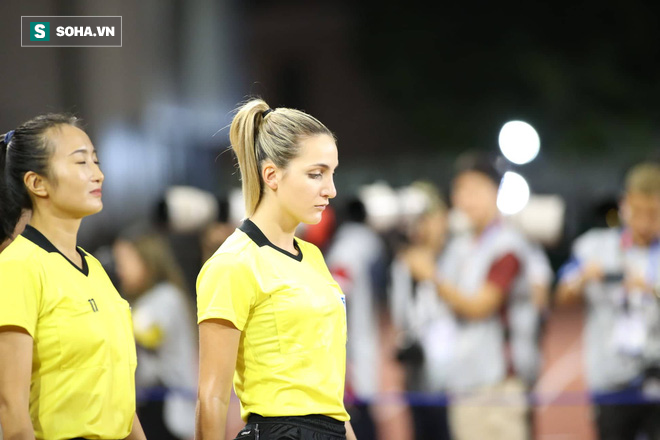 Từ chối bàn thắng của Thái Lan, nữ trọng tài người Australia được fan Việt khen hết lời - Ảnh 5.