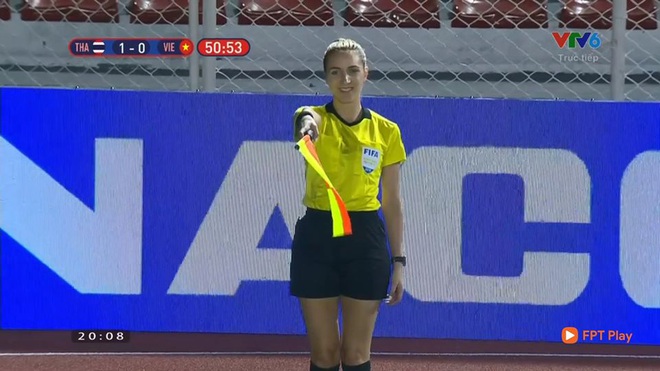 Từ chối bàn thắng của Thái Lan, nữ trọng tài người Australia được fan Việt khen hết lời - Ảnh 2.