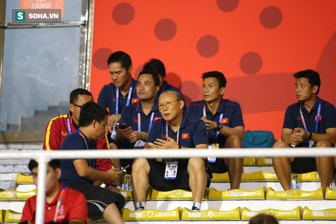 Đi cổ vũ đội tuyển nữ, thầy Park đứng ngồi không yên, hò hét như lúc dẫn dắt U22 Việt Nam - Ảnh 3.