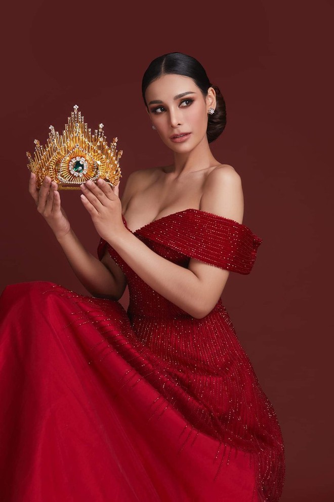Tân Hoa hậu Hoà bình Thái: Đăng quang trong lạc lõng, không được chúc mừng, bị chỉ trích vì hạ bệ Miss Universe 2018 - Ảnh 4. Tân Hoa hậu Hoà bình Thái: Đăng quang trong lạc lõng, không được chúc mừng, bị chỉ trích vì hạ bệ Miss Universe 2018 - Ảnh 4.