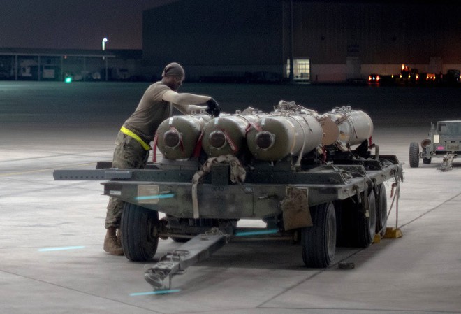Tiêm kích F-15E KQ Mỹ chất đầy bom chùm quần thảo Vịnh Ba Tư: Xé nát tàu tấn công Iran? - Ảnh 2.