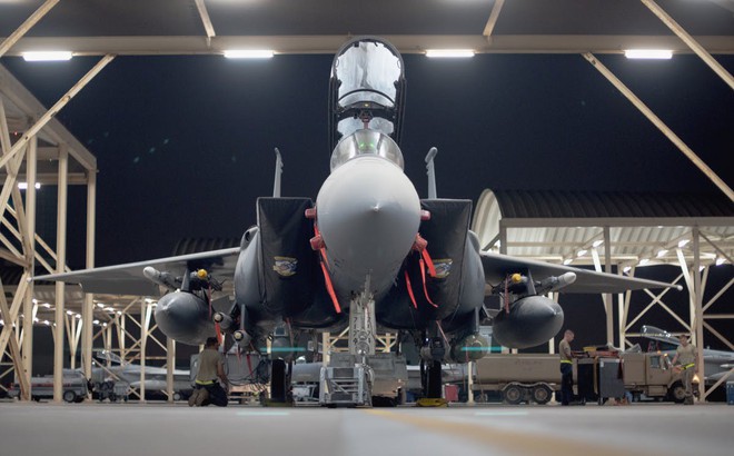 Tiêm kích F-15E KQ Mỹ chất đầy bom chùm quần thảo Vịnh Ba Tư: Xé nát tàu tấn công Iran? - Ảnh 1.