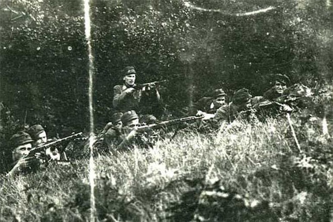 Báo Nga: CIA sử dụng viên đạn bạc Ukraine để chống phá Liên Xô suốt 40 năm - Ảnh 1.