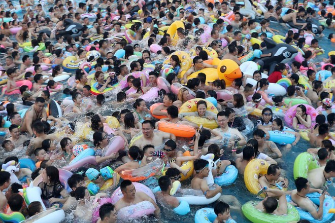 24h qua ảnh: Dân Trung Quốc chen chúc giải nhiệt trong bể bơi - Ảnh 2.