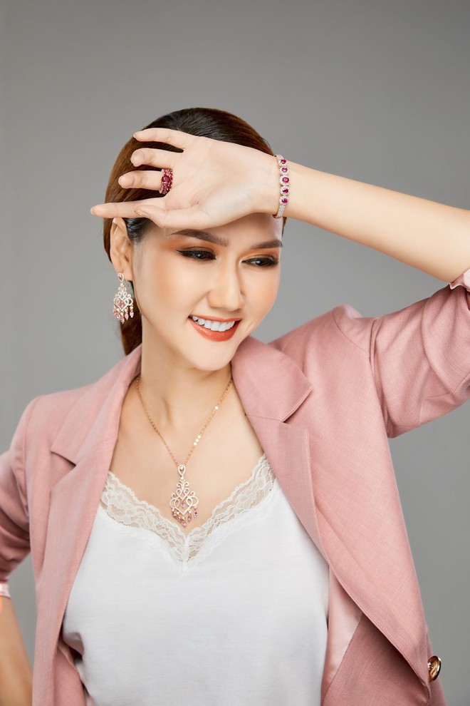 MC Hương Giang nói về mối quan hệ với bạn trai kém tuổi: Chuyện tình cảm hiện nay đang bùng nhùng lắm - Ảnh 9. MC Hương Giang nói về mối quan hệ với bạn trai kém tuổi: Chuyện tình cảm hiện nay đang bùng nhùng lắm - Ảnh 9.