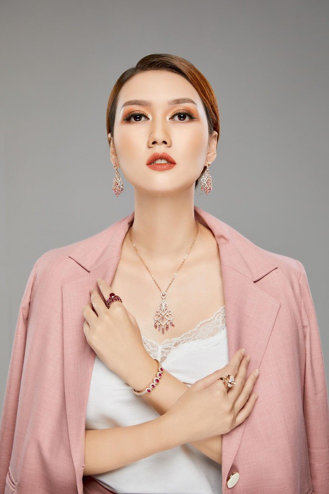 MC Hương Giang nói về mối quan hệ với bạn trai kém tuổi: Chuyện tình cảm hiện nay đang bùng nhùng lắm - Ảnh 8. MC Hương Giang nói về mối quan hệ với bạn trai kém tuổi: Chuyện tình cảm hiện nay đang bùng nhùng lắm - Ảnh 8.