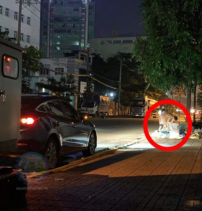 Chủ xe ô tô thấy hai mẹ con đang lục túi rác bên đường và hành động khiến ai cũng khen ngợi - Ảnh 1. Chủ xe ô tô thấy hai mẹ con đang lục túi rác bên đường và hành động khiến ai cũng khen ngợi - Ảnh 1.