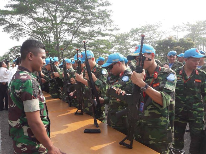 Chiến sĩ gìn giữ hòa bình Việt Nam huấn luyện sử dụng súng trường Pindad SS2 tối tân - Ảnh 1. Chiến sĩ gìn giữ hòa bình Việt Nam huấn luyện sử dụng súng trường Pindad SS2 tối tân - Ảnh 1.