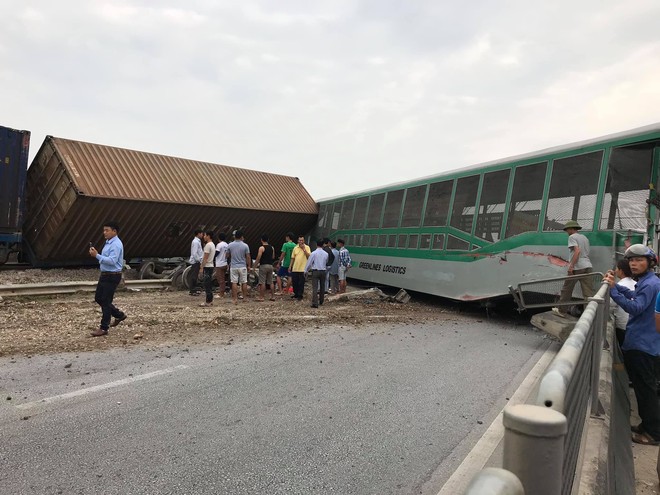 4 toa tàu hàng lật ra quốc lộ sau va chạm kinh hoàng với xe tải ở Nghệ An - Ảnh 3.